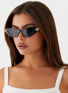 Womens Niamh Sunglasses in the colour Black in front of a light grey background